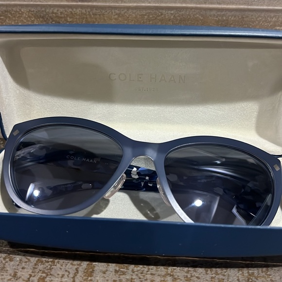 Cole Haan CH7025
Sunglasses used in good condition with case - Picture 13 of 15